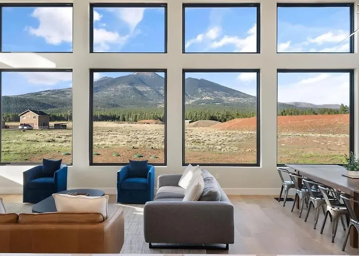 The Bluebird Jacuzzi Sleeps 26 Holiday home Flagstaff