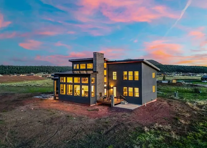 The Bluebird Jacuzzi Sleeps 26 Holiday home Flagstaff