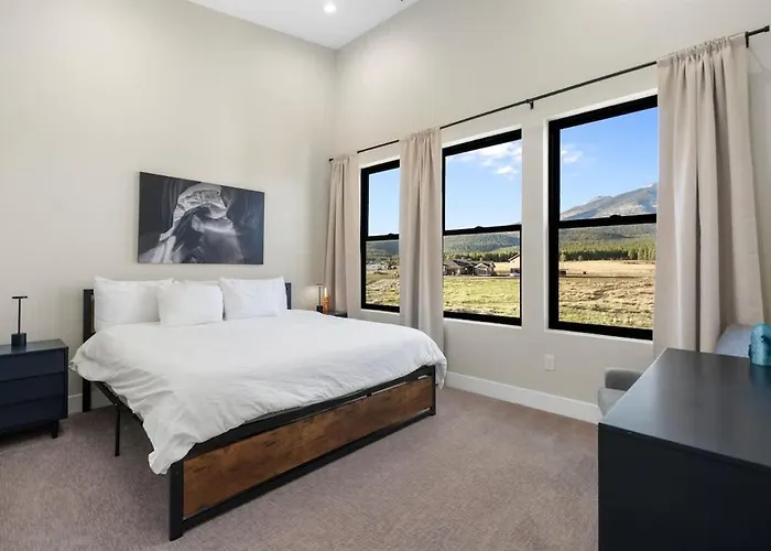 The Bluebird Jacuzzi Sleeps 26 * Flagstaff
