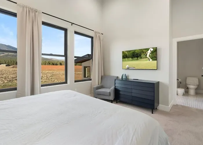 Holiday home The Bluebird Jacuzzi Sleeps 26 *