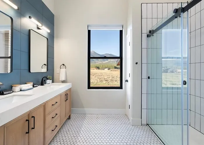 Holiday home The Bluebird Jacuzzi Sleeps 26 *