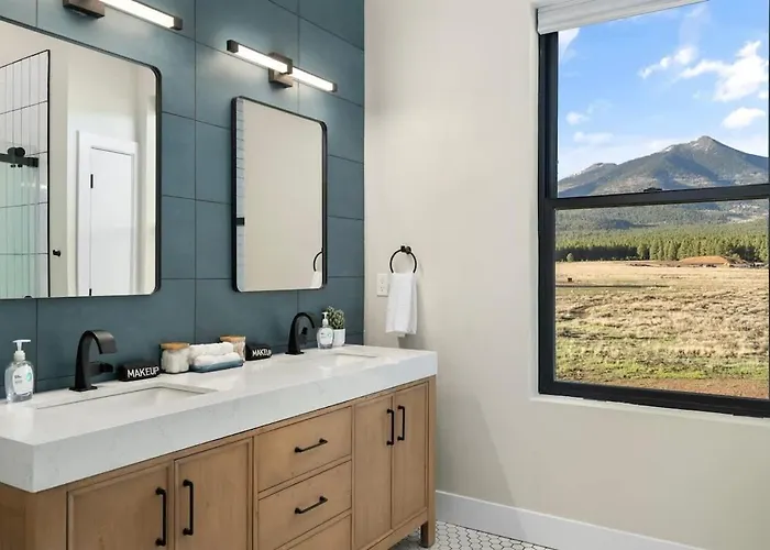 Holiday home The Bluebird Jacuzzi Sleeps 26 Flagstaff