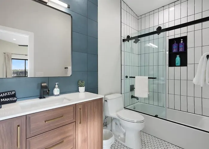 The Bluebird Jacuzzi Sleeps 26
