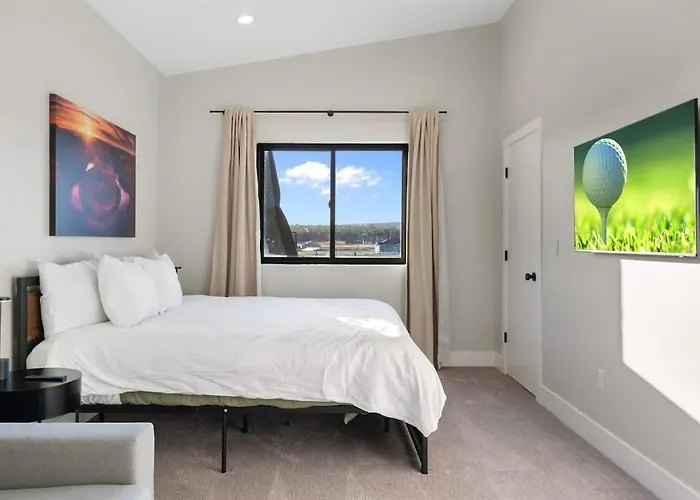 Holiday home The Bluebird Jacuzzi Sleeps 26