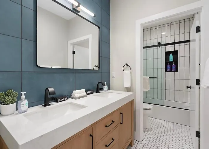 The Bluebird Jacuzzi Sleeps 26 Holiday home Flagstaff