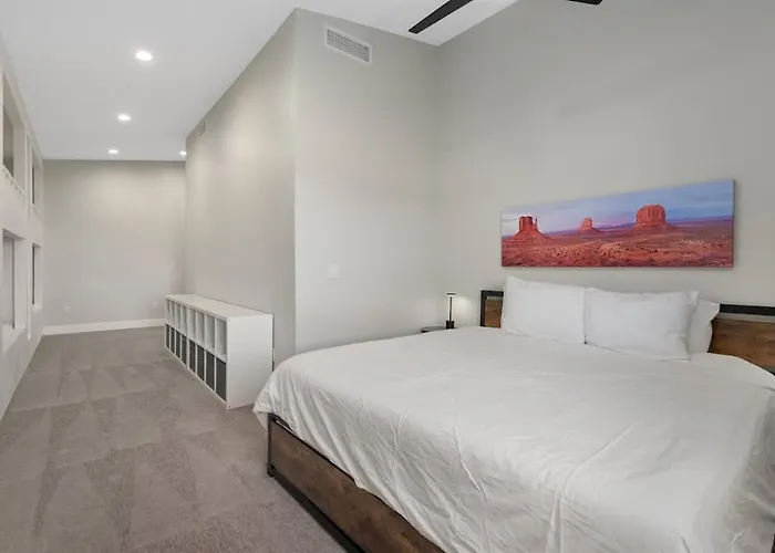 Holiday home The Bluebird Jacuzzi Sleeps 26