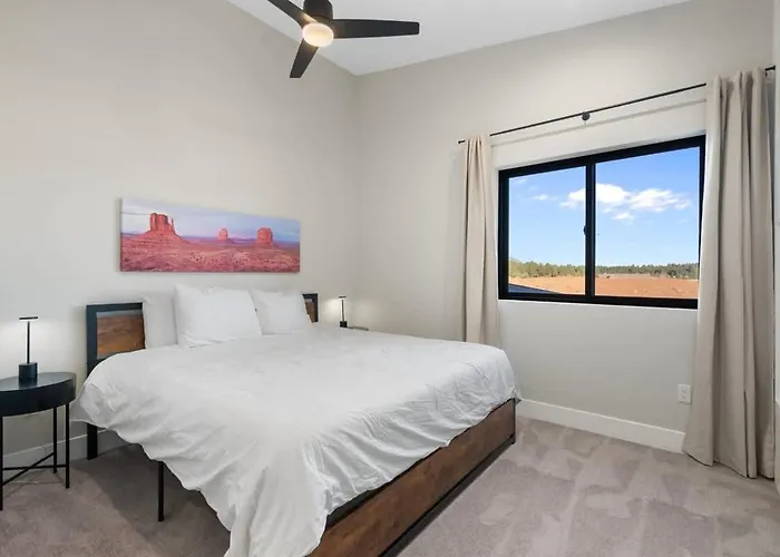 The Bluebird Jacuzzi Sleeps 26 * Flagstaff