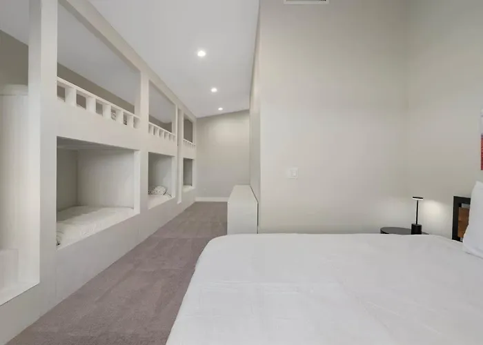 The Bluebird Jacuzzi Sleeps 26 Holiday home Flagstaff