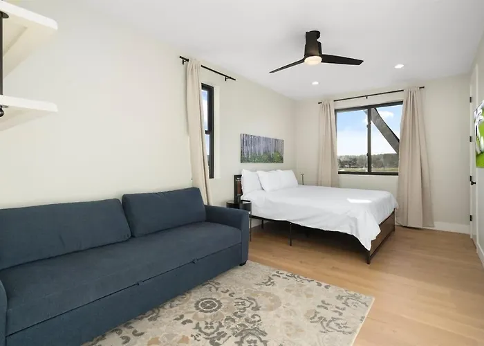 The Bluebird Jacuzzi Sleeps 26