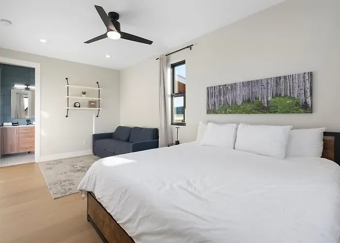 Holiday home The Bluebird Jacuzzi Sleeps 26 Flagstaff