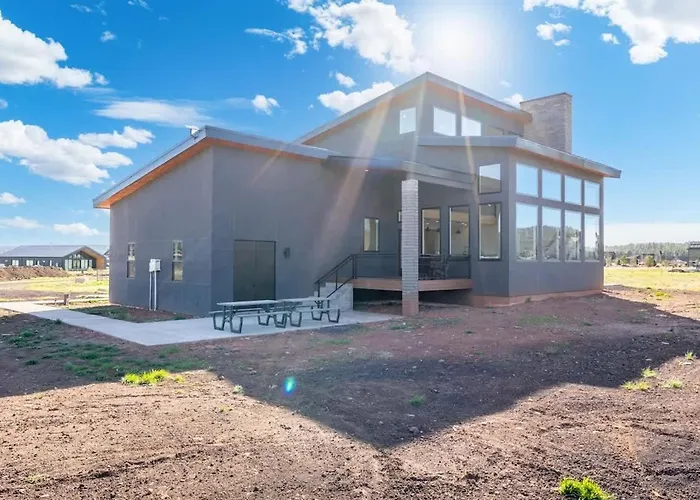 The Bluebird Jacuzzi Sleeps 26 * Flagstaff
