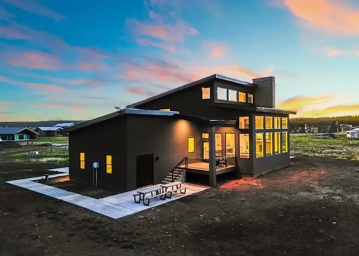 The Bluebird Jacuzzi Sleeps 26 Holiday home Flagstaff