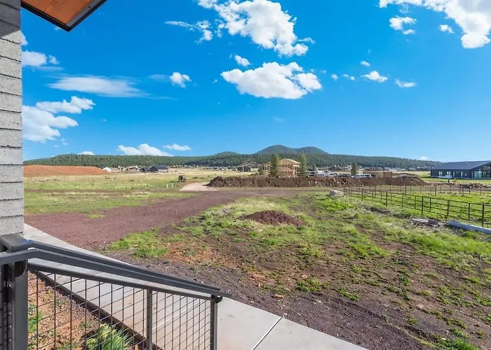 The Bluebird Jacuzzi Sleeps 26 Holiday home Flagstaff
